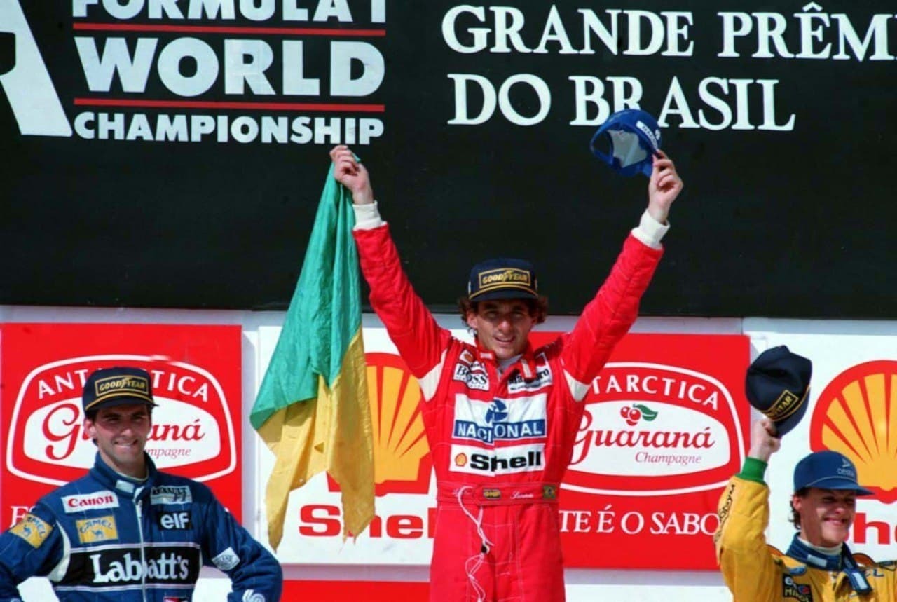 O piloto Ayrton Senna comemora sua vitória no GP Brasil de Fórmula 1 Autodrómo de Interlagos