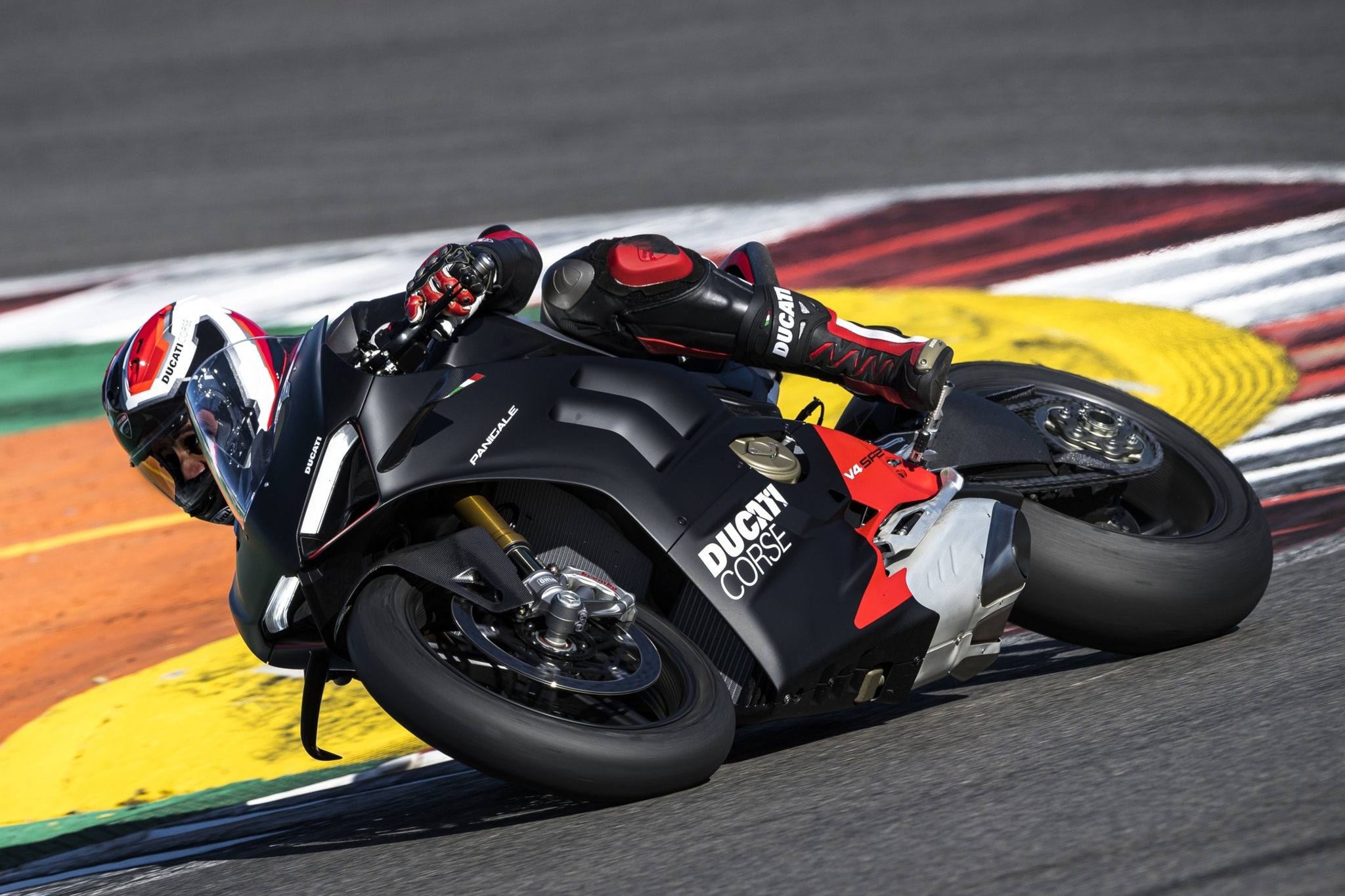 A moto é entregue com um kit para utilização em pista, que inclui tampas em alumínio para a remoção dos retrovisores, um para remover a placa de identificação e tampa de embreagem aberta em carbono