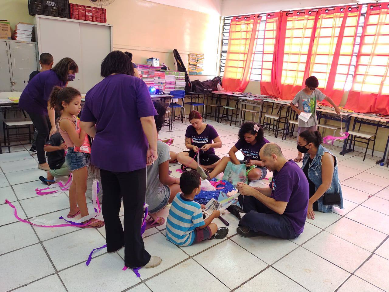 Crianças durante atividades no Impulsiona Taboão