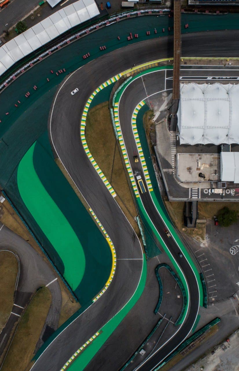 Vista aérea da curva S do Senna no autódromo de Interlagos