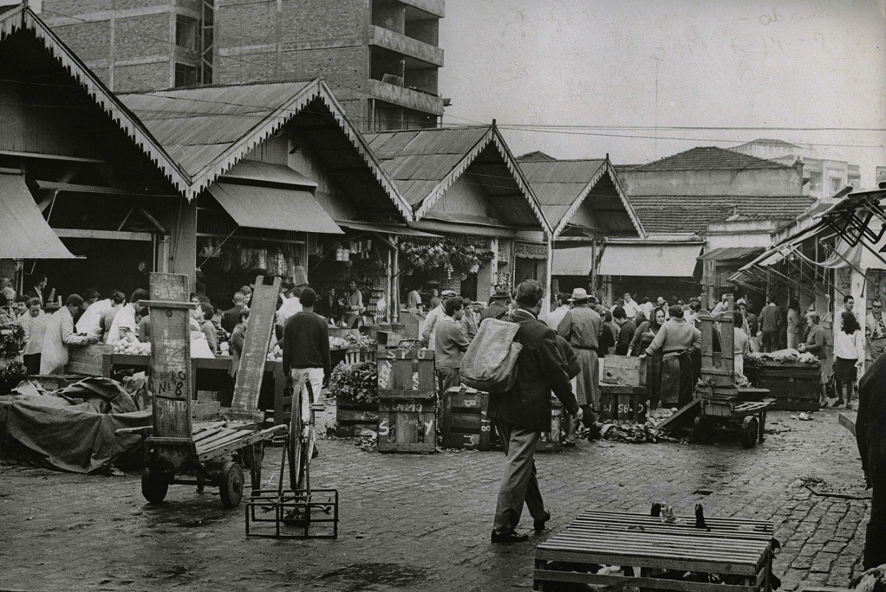 Movimento de consumidores e comerciantes no Mercado Municipal de Pinheiros, nessa época chamado de entreposto de Pinheiros 19-09-1954