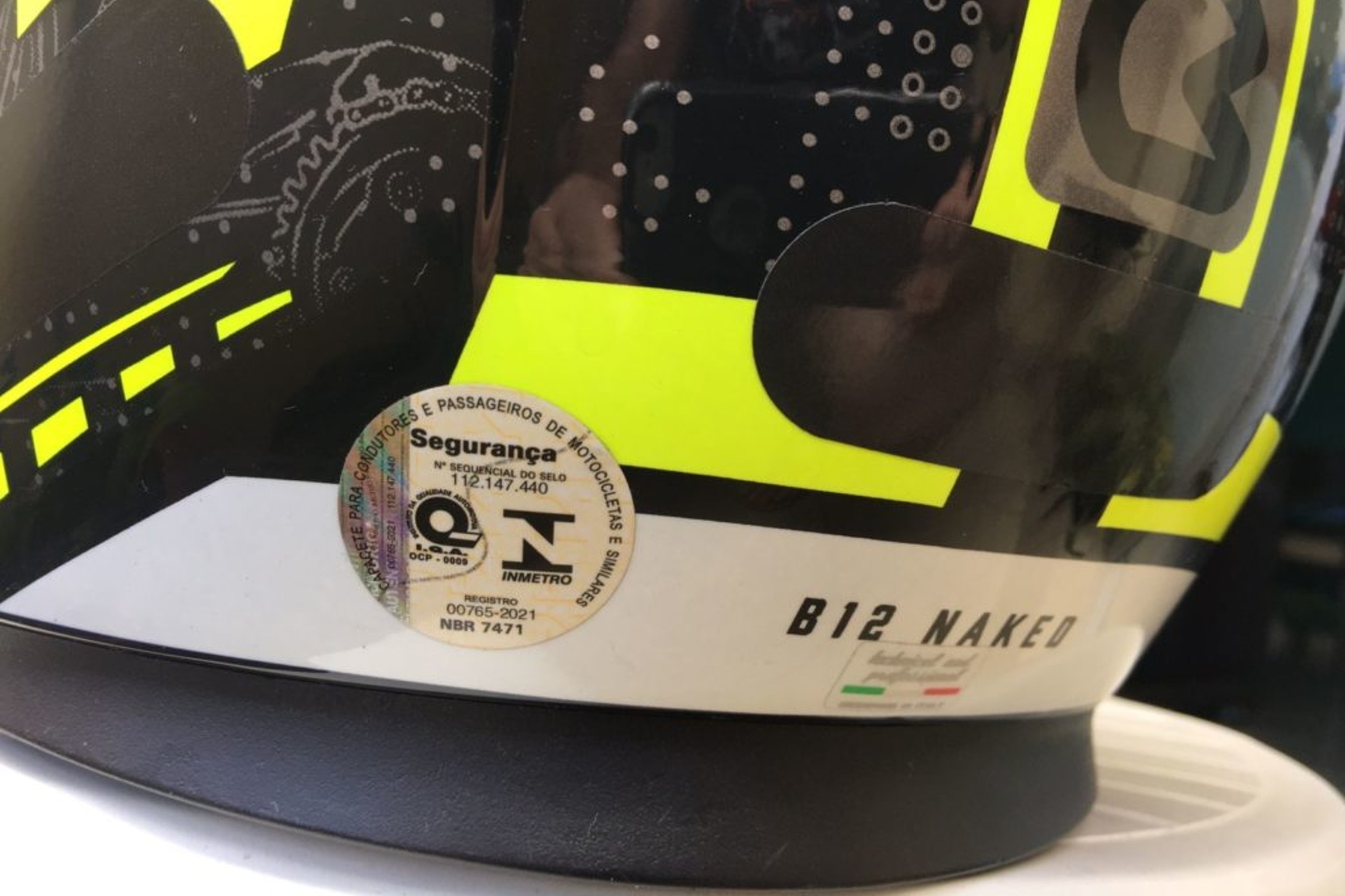 O motociclista deve verificar se o produto conta com o selo do Inmetro (Instituto Nacional de Metrologia, Qualidade e Tecnologia) na parte traseira do casco