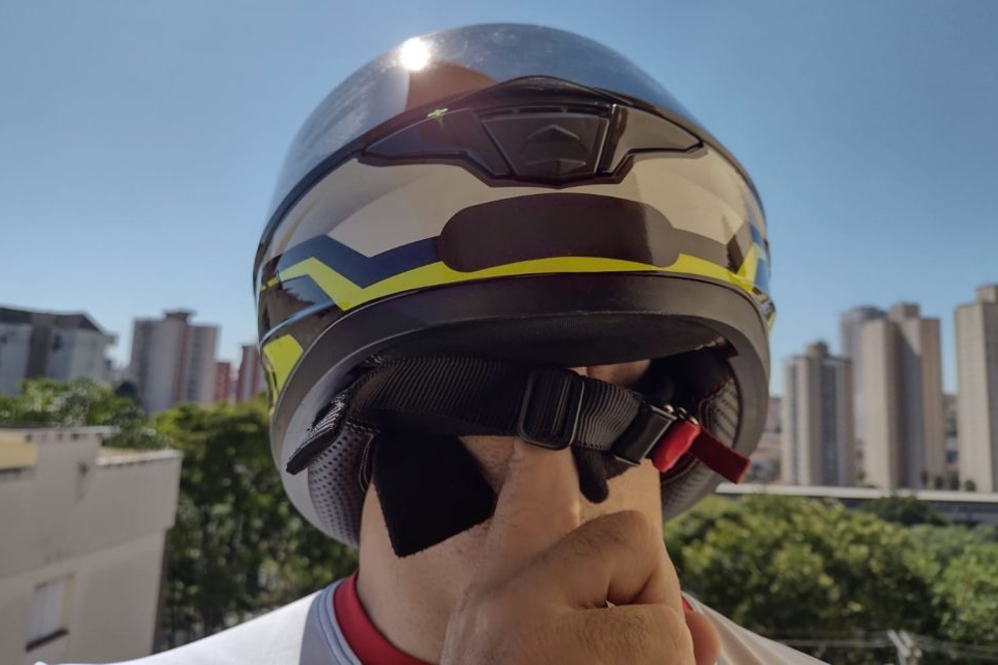 Depois de prender a cinta jugular rente ao pescoço, verificar se é possível mover o capacete para os lados. Caso o motociclista consiga, recomenda-se trocar por outro de número menor