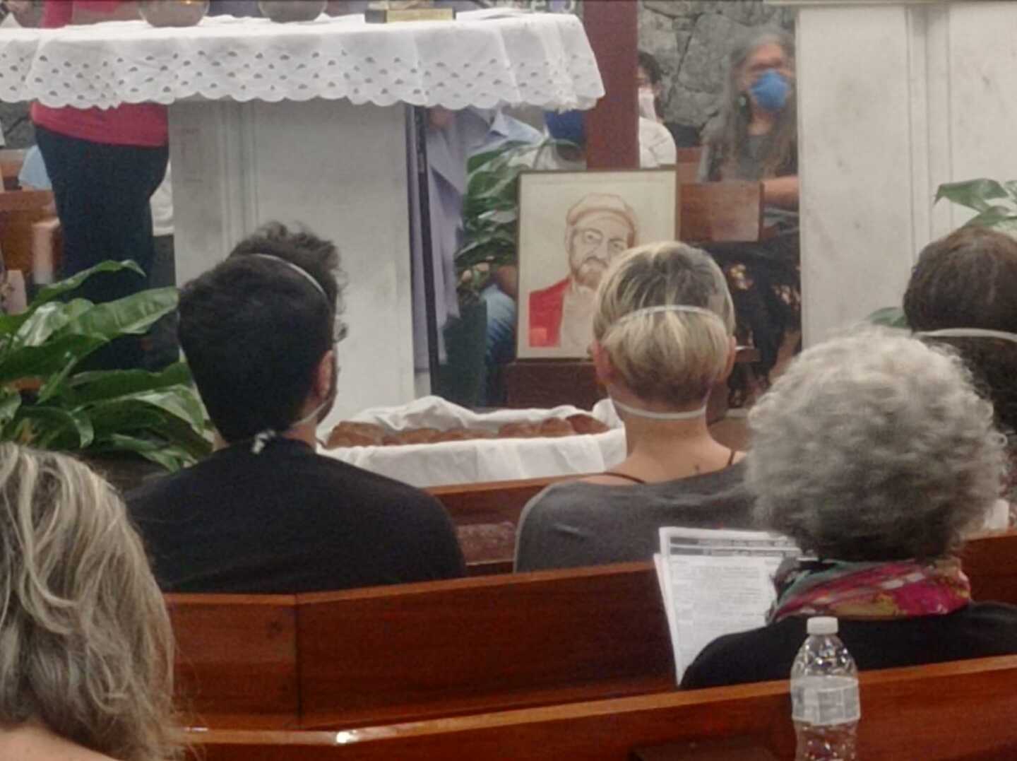 Laura Andreato, filha de Elifas Andreato, de frente ao autorretrato do pai