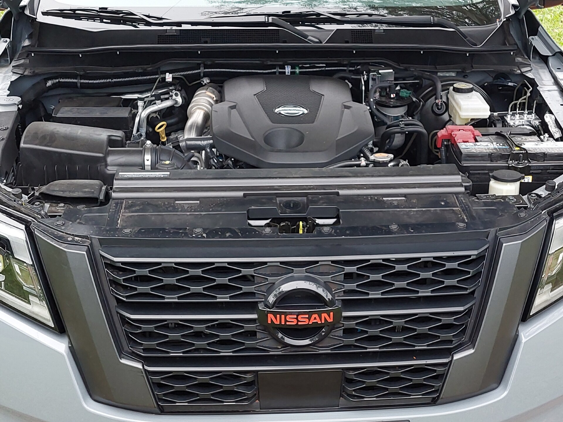 A Frontier mantém as duas configurações de motor a diesel do modelo anterior, uma com dois turbos de 190 cavalos e 45,9 kgfm de torque e outra com 163 cavalos e 43,3 kgfm