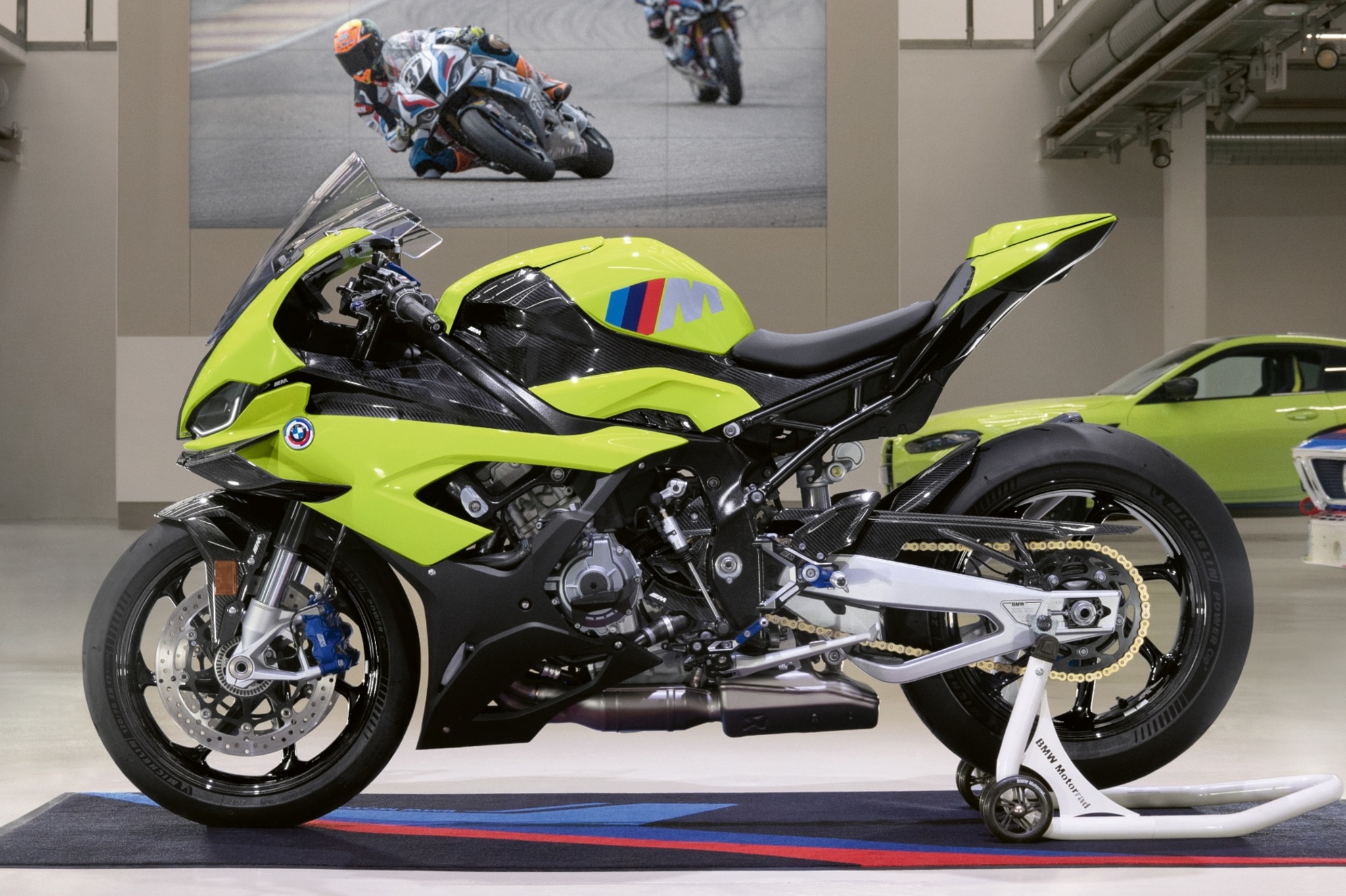 A M1000RR é capaz de entregar 212 cavalos de potência a 14.500 rpm cinco cavalos a mais do que a S1000RR