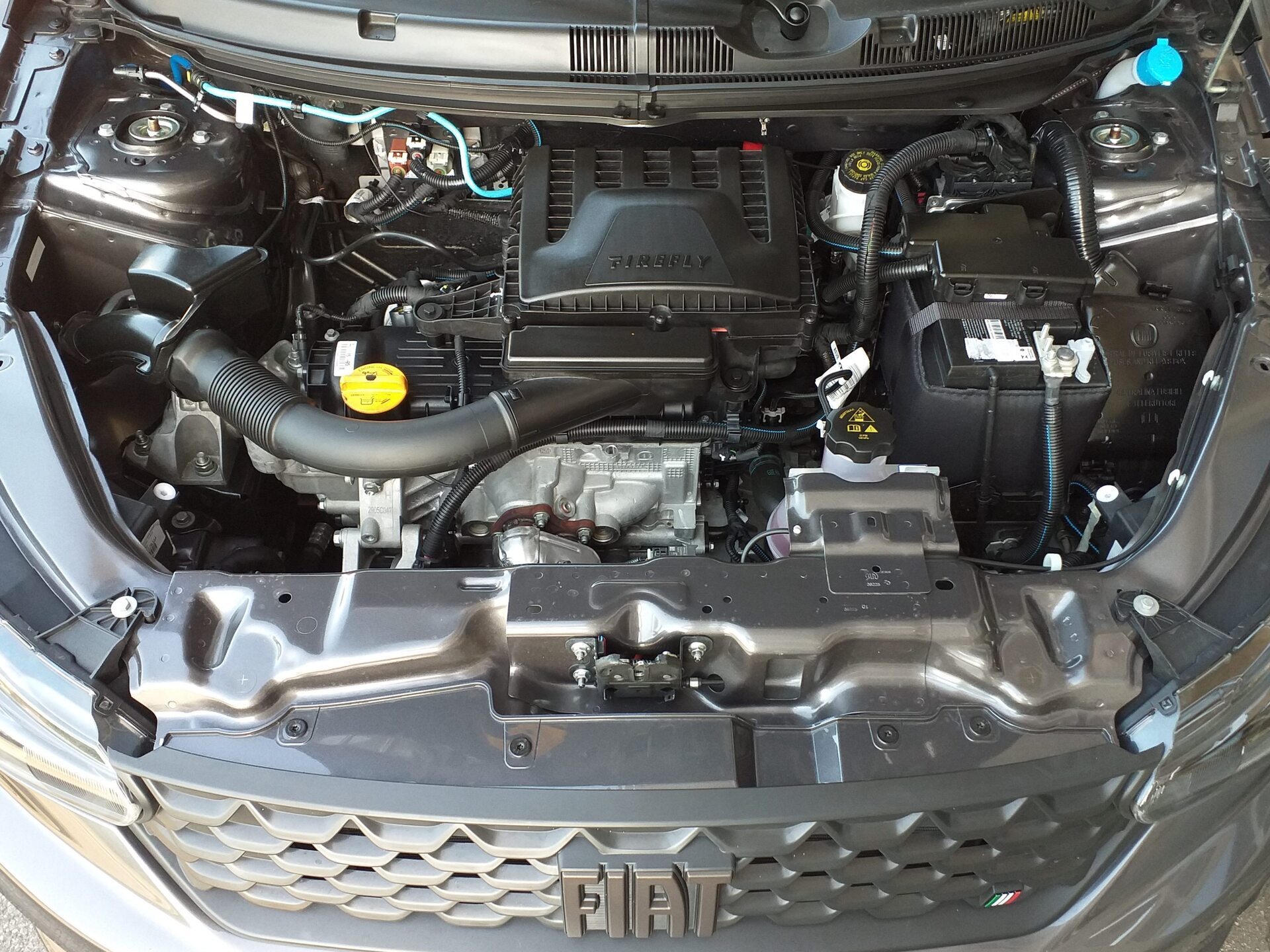 O motor flex Firefly 1.3 de quatro cilindros e oito válvulas entrega 107 cavalos e 13,7 kgfm com etanol ou 98 cavalos e 13,2 kgfm com gasolina