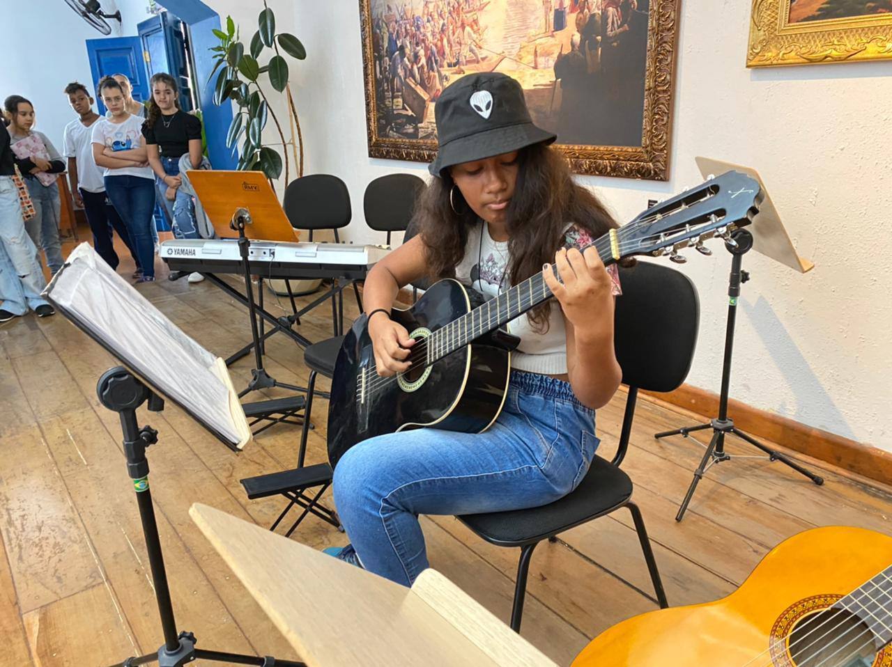 Alunos da Escola Municipal de Música Romário Antônio Barbosa em visita a exposição Ilustre Porto