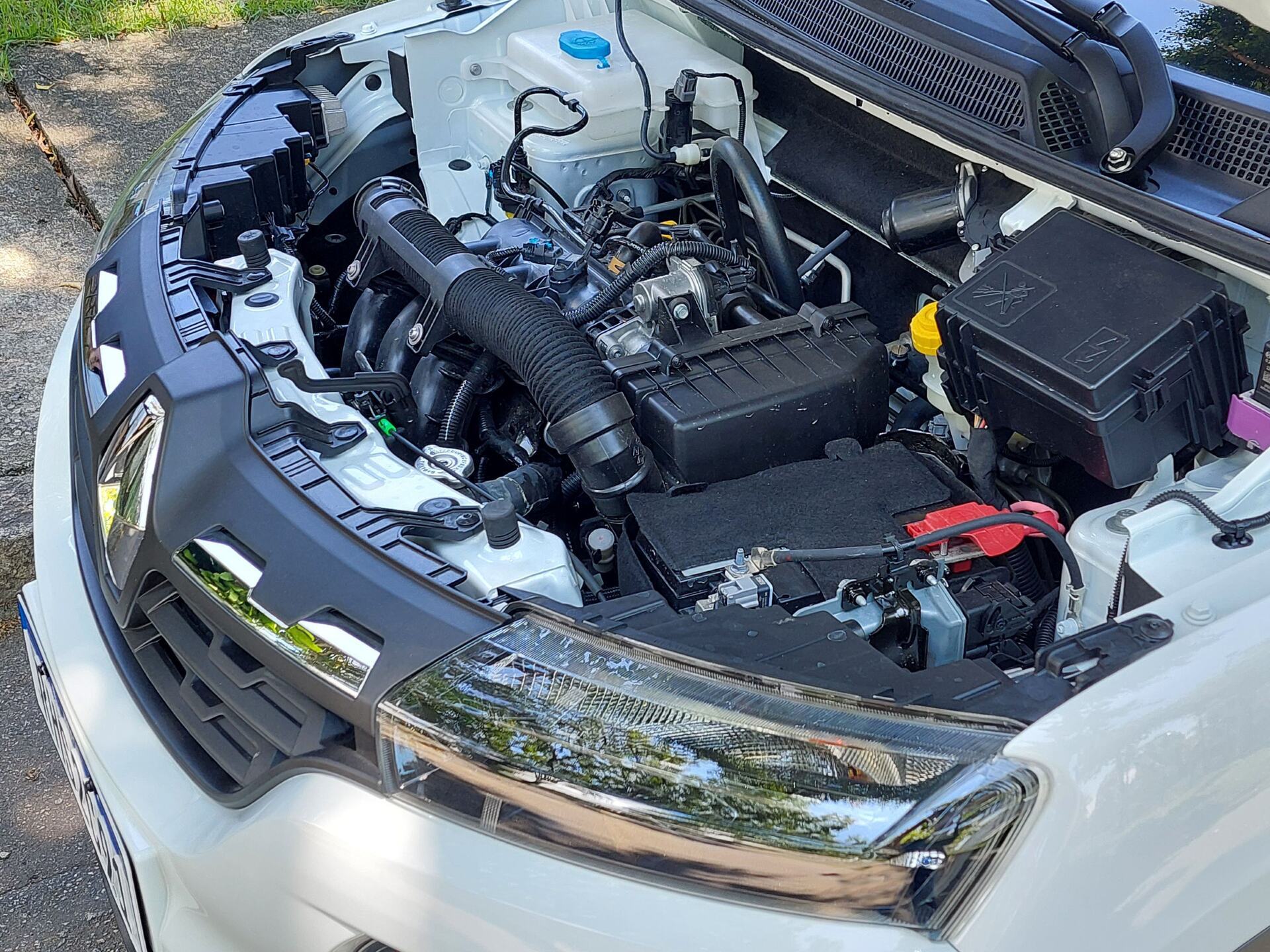 Sob o capô, foi mantido o motor 1.0 SCe (Smart Control Efficiency), com três cilindros, 12 válvulas, duplo comando de válvulas e bloco em alumínio