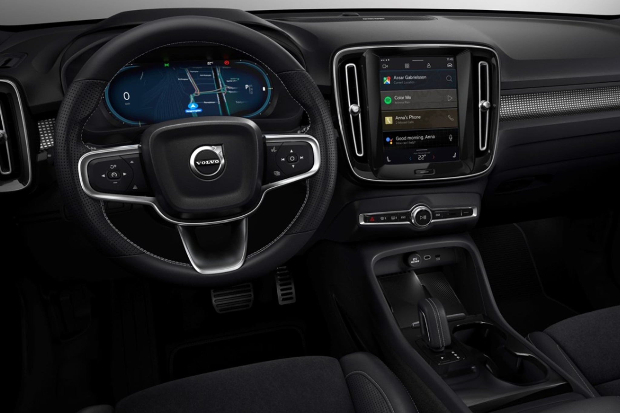 O XC40 Recharge Plus tem um interior sofisticado, com acabamento Topography, com detalhes translúcidos em formas de mapas topográficos, inspirado no Parque Nacional de Abisko, no norte da Suécia