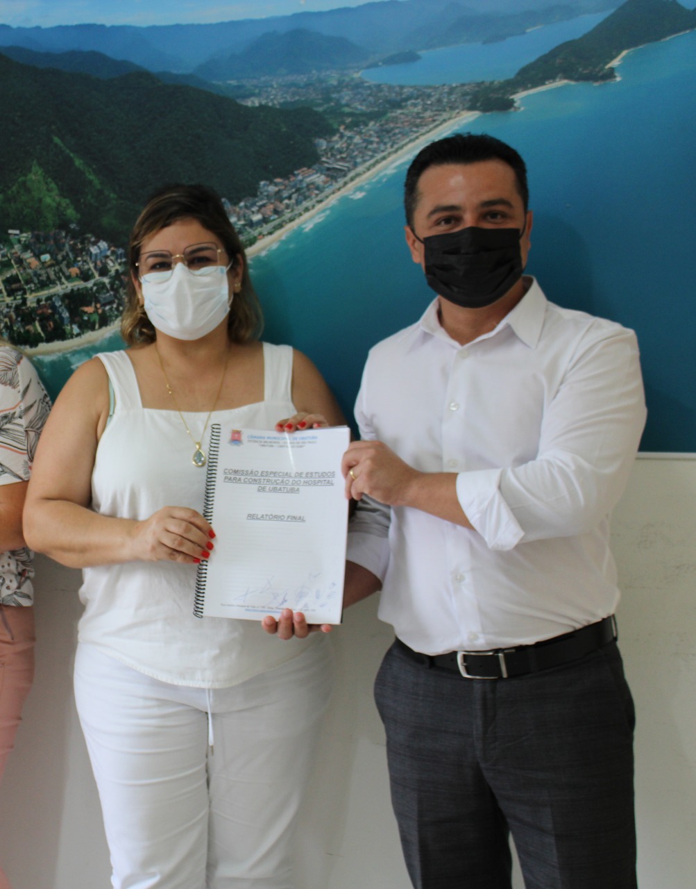 Vereador Eugênio Zwibelberg entrega relatório concluído à prefeita Flávia Pascoal