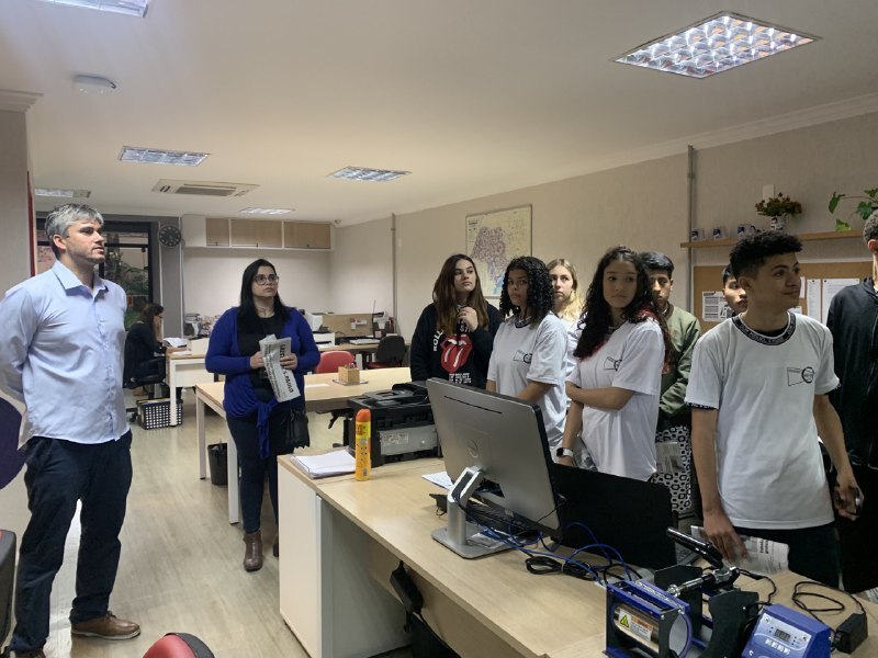 Estudantes da escola estadual Dom Miguel Kruse visitam a redação da Gazeta