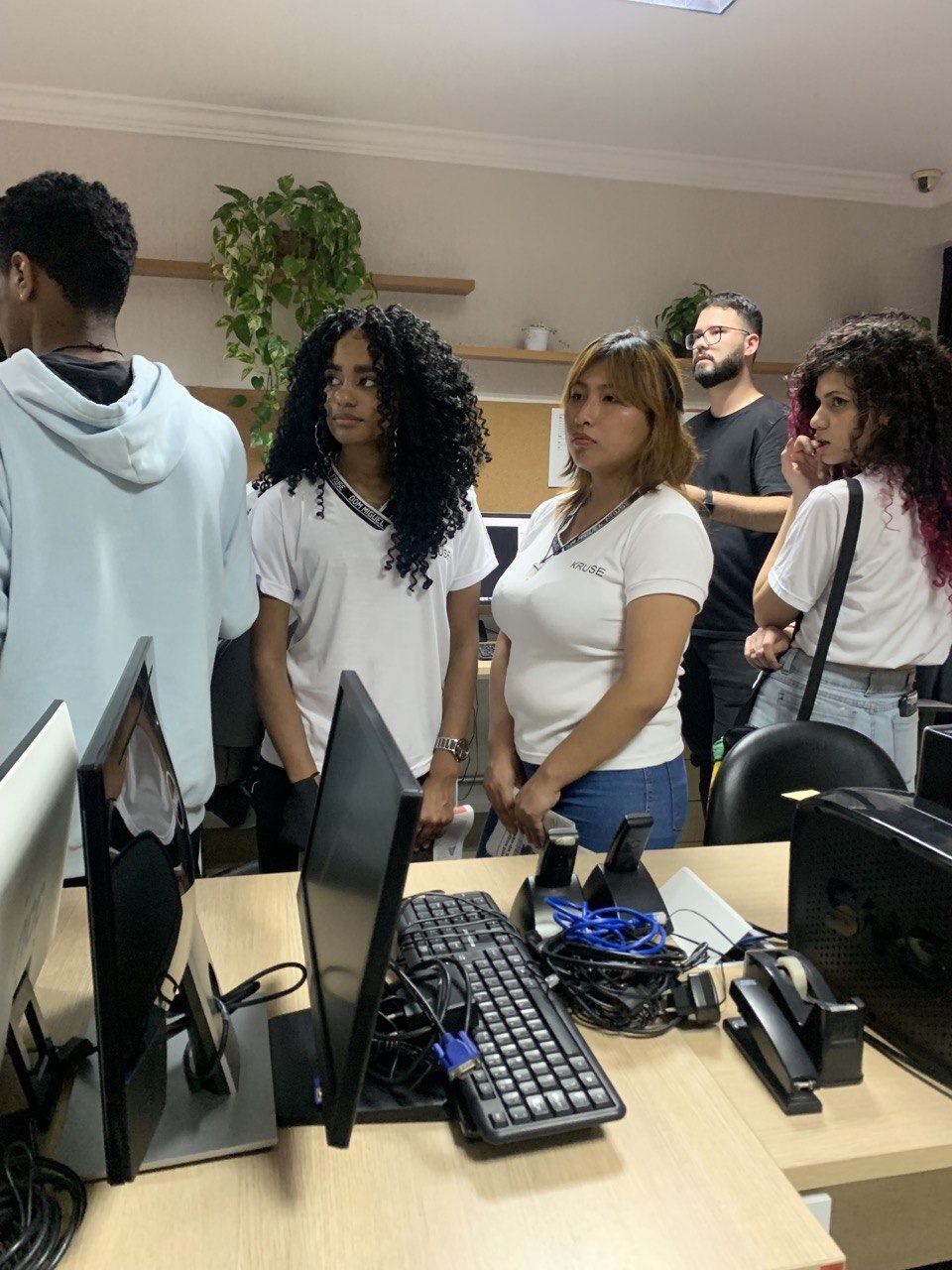 Estudantes da escola estadual Dom Miguel Kruse visitam a redação da Gazeta