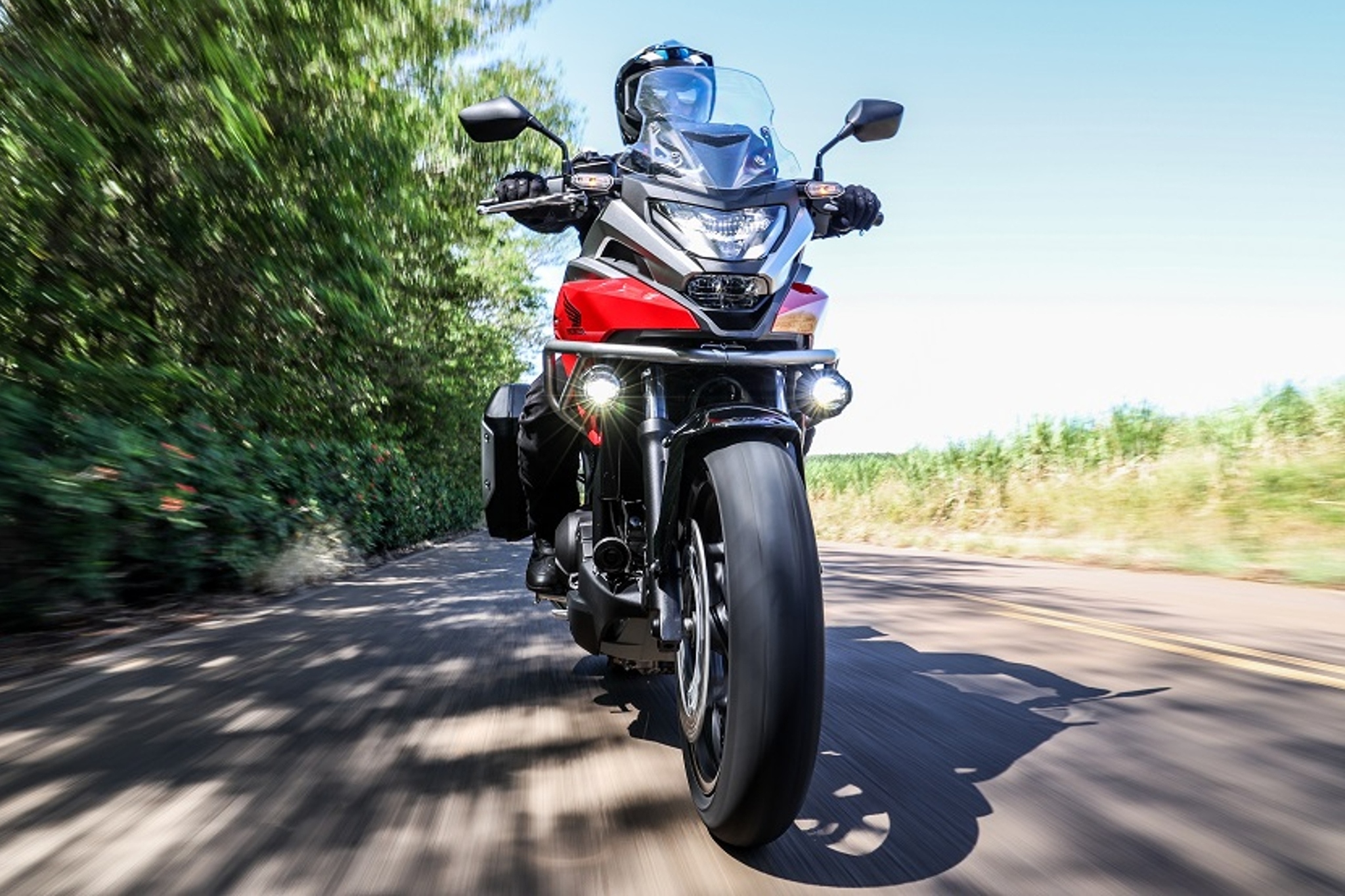 O sistema de acelerador eletrônico TBW  Throttle By Wire  possibilitou introduzir três modos de condução que alteram o caráter do motor, com personalização dos parâmetros