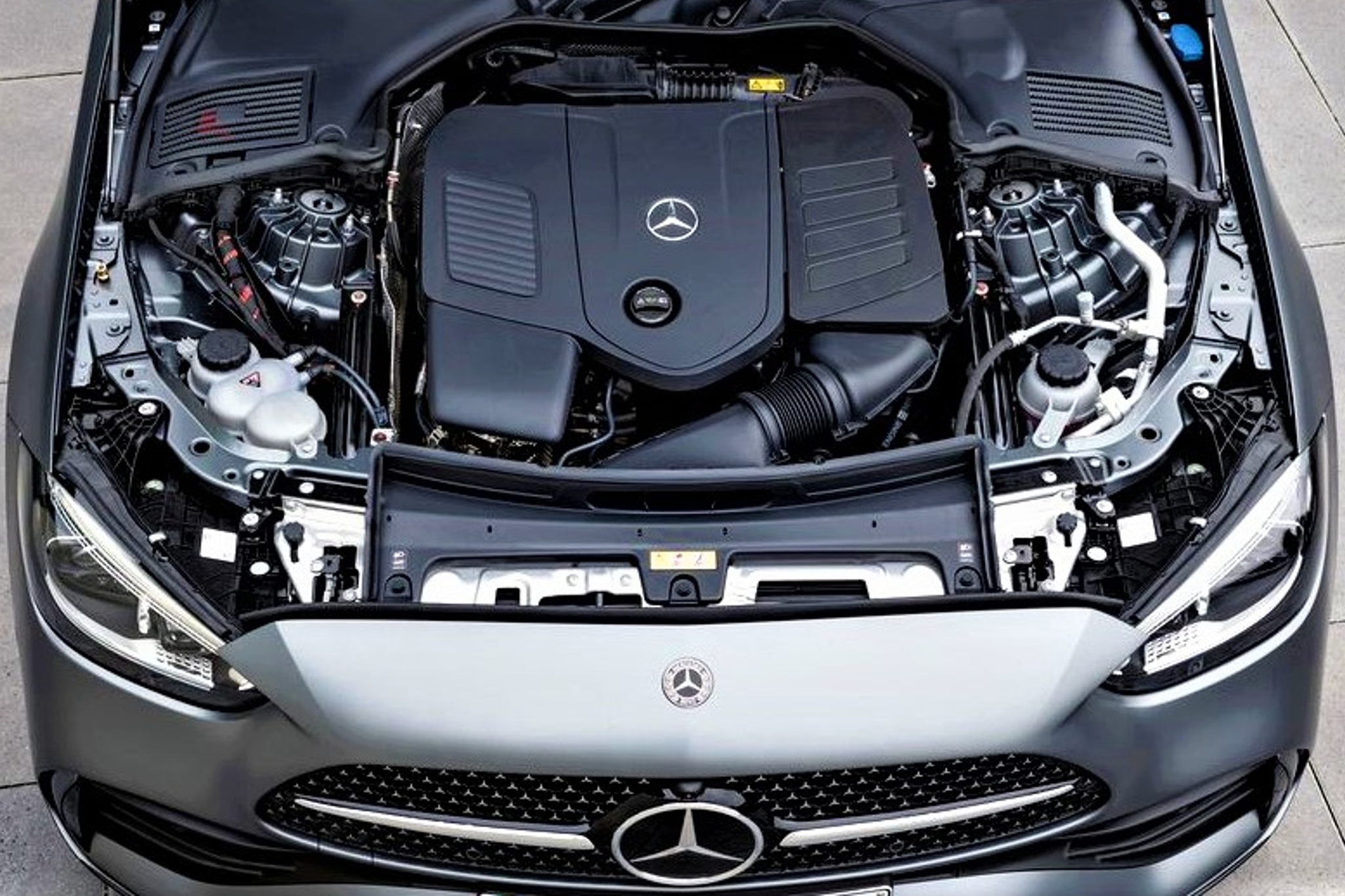 Modelo e equipado com motor 2.0 turbo de quatro cilindros de 258 cavalos de potência e 40,8 kgfm de torque, aprimorados por um sistema híbrido de 48 volts que pode fornecer até 20 cavalos extras