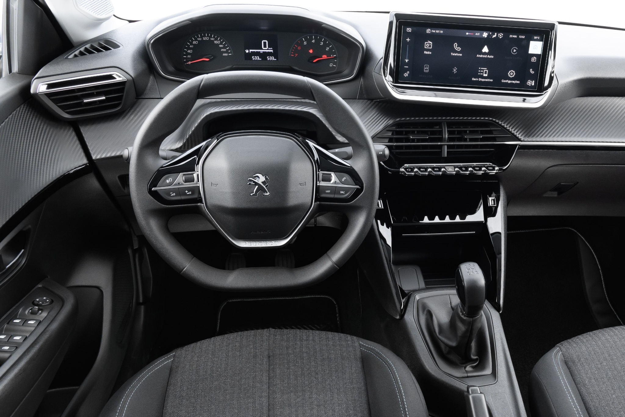 Modelo  tem posto de condução elevado e painel pensado para servir da melhor maneira possível a quem está à direção, se completando com o volante Sport Drive de dimensões reduzidas e base achatada