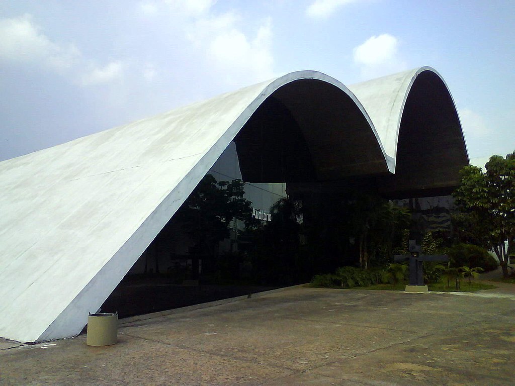 Oscar Niemeyer foi o arquiteto responsável e aplicou no Memorial da América Latina algumas técnicas já utilizadas em seu projeto da Igreja da Pampulha