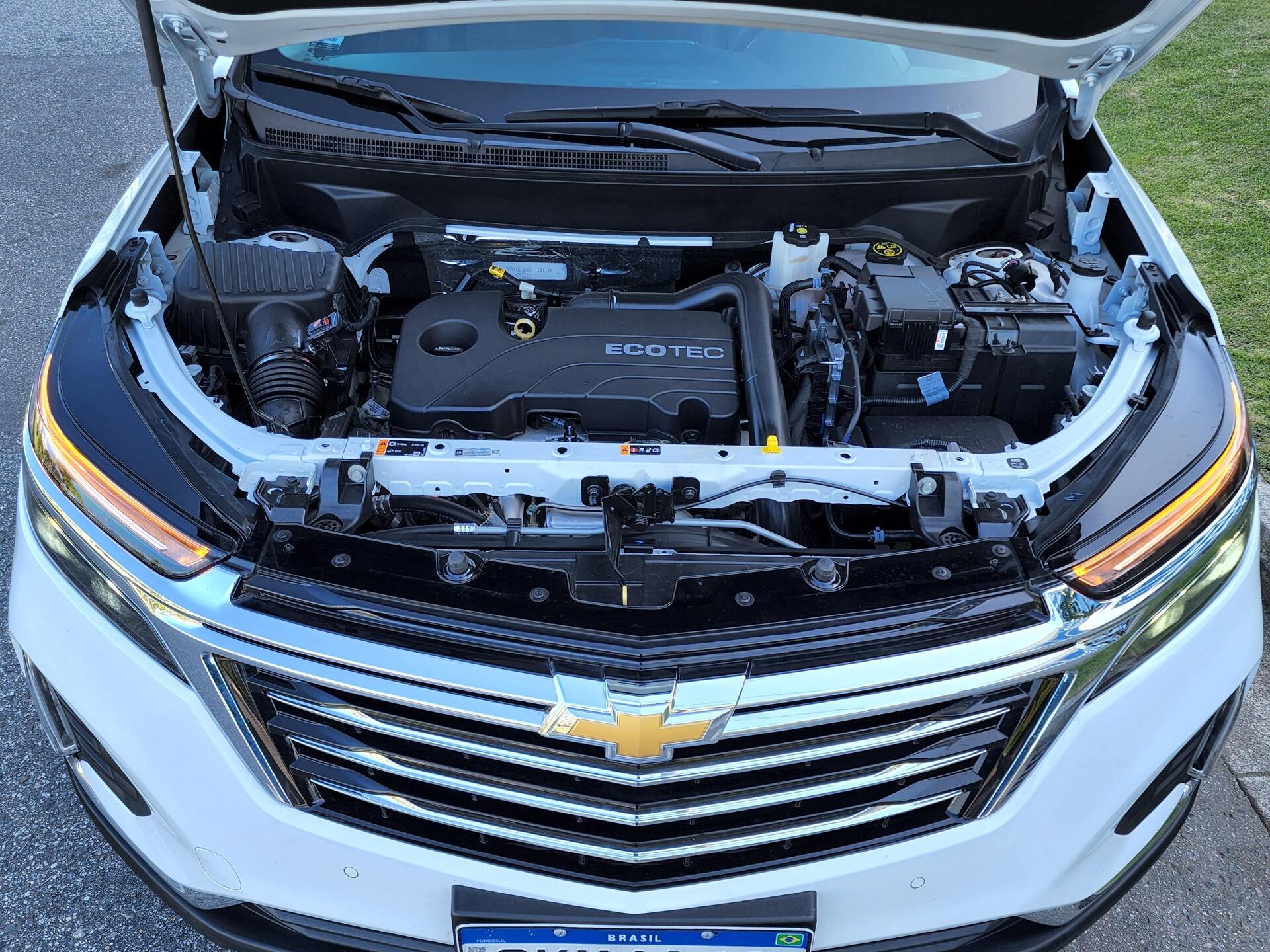 As duas variantes do Equinox são movidas por motor 1.5 turbo a gasolina com injeção direta, associado a uma transmissão automática de 6 marchas com opção de trocas manuais na manopla. São 172 cavalos de potência e 27,8 kgfm de torque