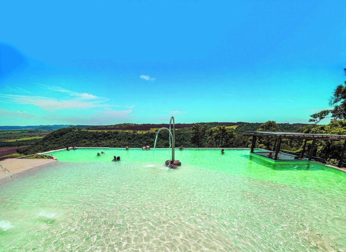 Piscina infinta no Recanto das Cachoeiras, em Brotas