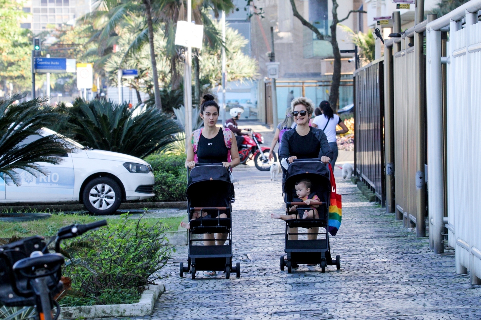 anda Costa e Lan Lanh passeiam com as filhas em orla de praia no Rio Atriz e a percussionista são mães das gêmeas Kim e Tiê, de nove meses