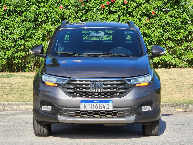 O câmbio automático do tipo CVT agrega ainda mais conforto à Strada, especialmente no "anda e para" do trânsito urbano / Fotos: Luiza Kreitlon - AutoMotrix