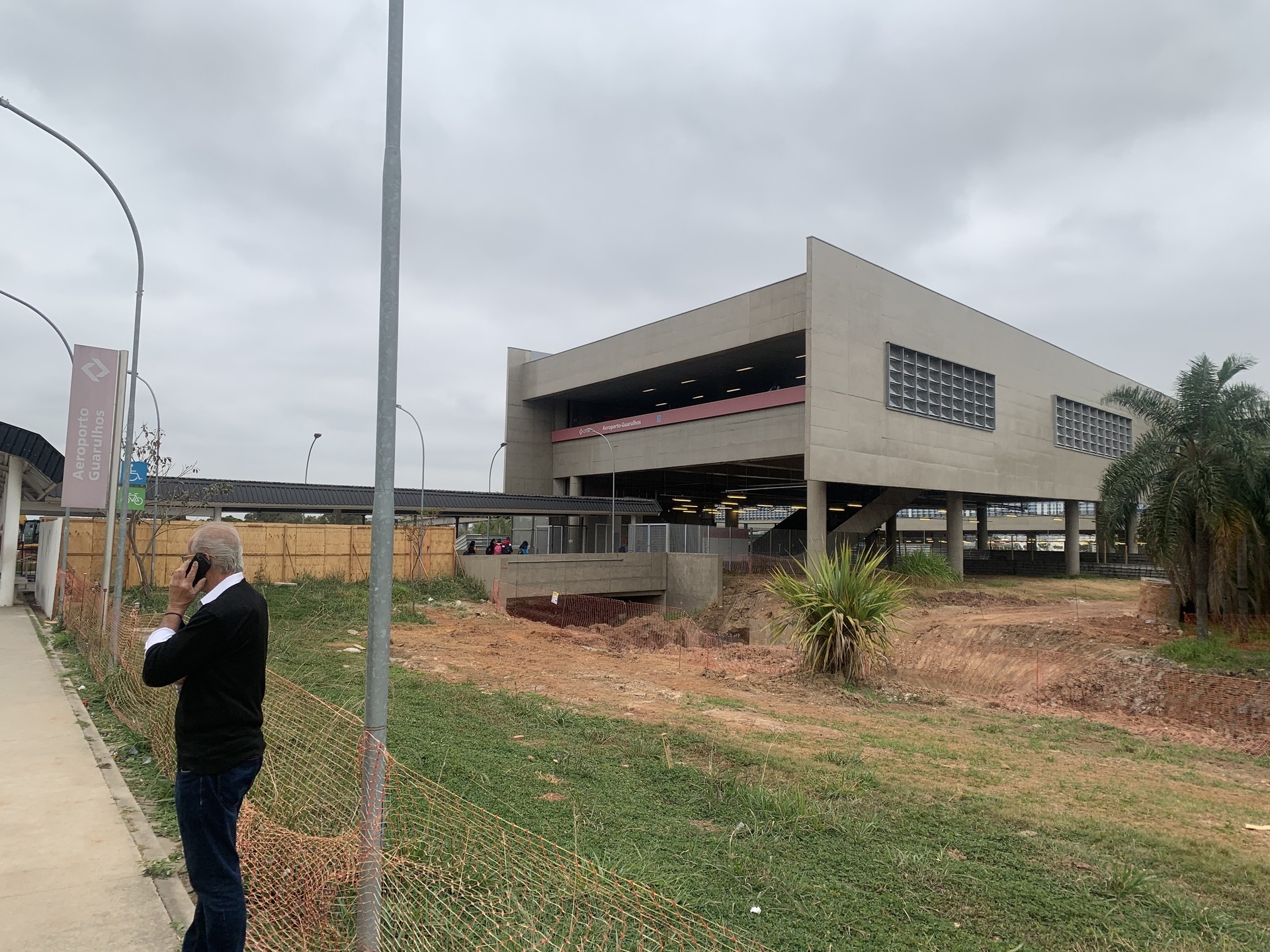 Saída da estação Aeroporto, onde estão os pontos de ônibus para embarque aos terminais