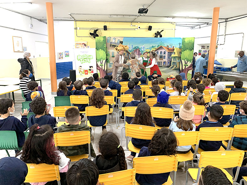 O espetáculo gratuito foi apresentado nos dias 8 e 10 de agosto nas Emeis Prof. Antonio Branco Lefevre, Monteiro Lobato e Ana Rosa De Araújo / Fotos Divulgação
