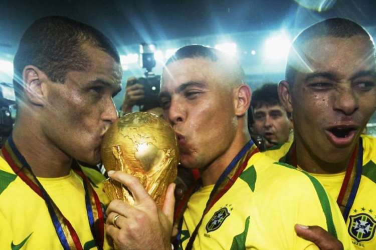 Coma show de Ronaldo Fenômeno que renascia após grave lesão no joelho, e com Rivaldo ajudando o Brasil a sorrir novamente, o torcedor celebrou o penta mundial