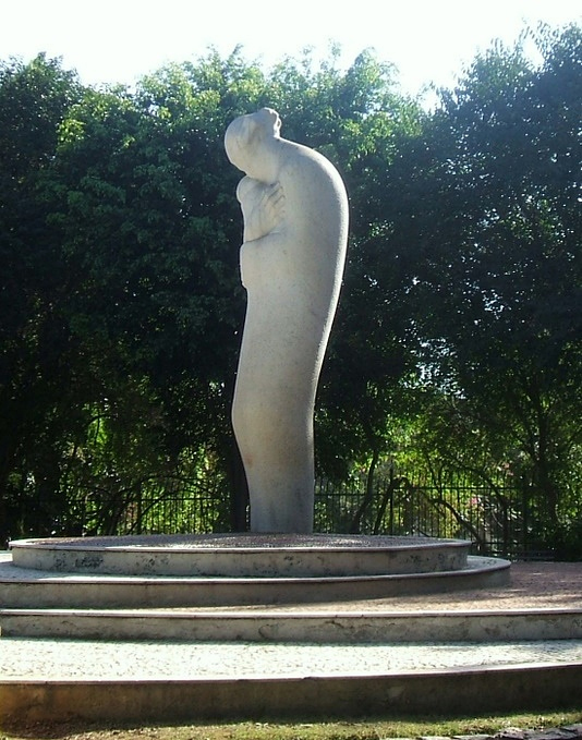 Escultura "Mãe", de Caetano Fraccaroli -Dornicke / Wikipedia Commons