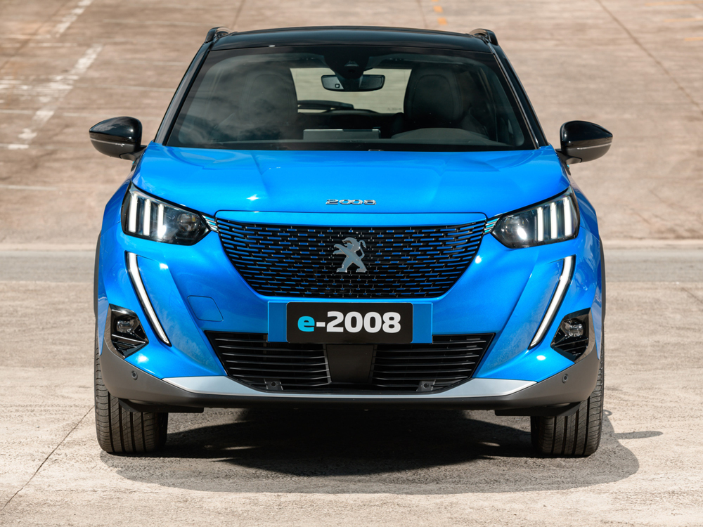 O novo elétrico da Peugeot conta com motor de 136 cavalos de potência, 26,5 kgfm de torque e autonomia de 345 quilômetros pelo ciclo WLTP - Fotos: Divulgação