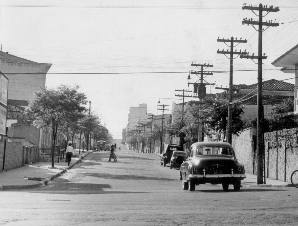 São Paulo nos anos 50. Paisagem urbana da rua Estados Unidos, no Jardim América - Foto: Folhapress