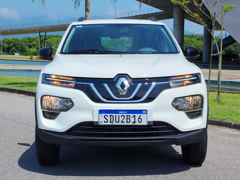 O lado "verde" do Kwid E-Tech é explicitado nas faixas laterais e na tampa traseira com a inscrição "E-Tech Electric" - Fotos: Luiza Kreitlon - AutoMotrix