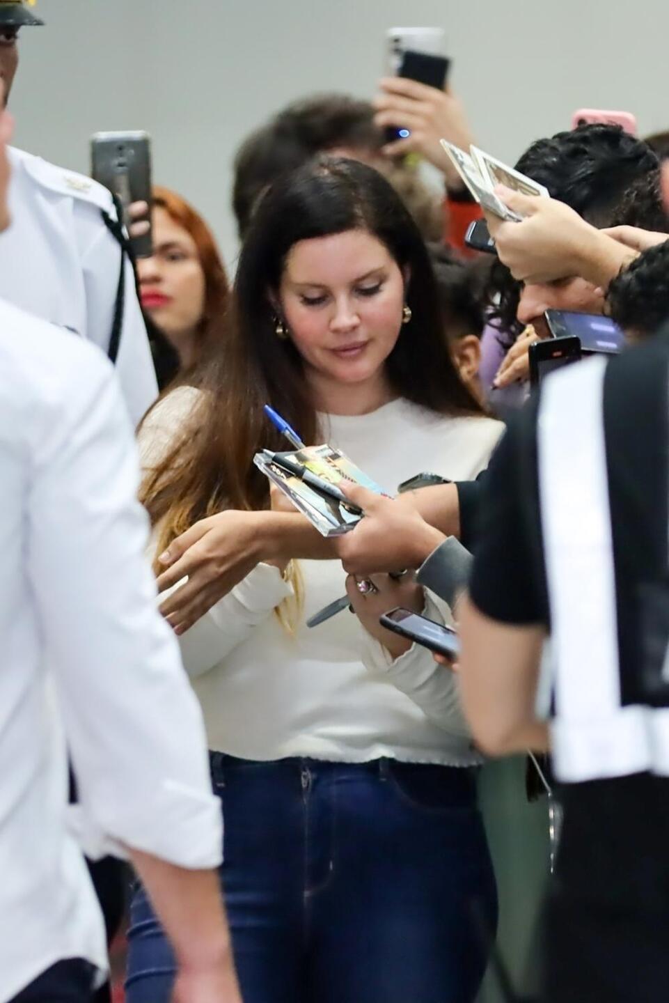 Lana Del Rey atende fãs ao desembarcar no aeroporto Santos Dumont no Rio de Janeiro. Fotos: Victor Chapetta - Agnews