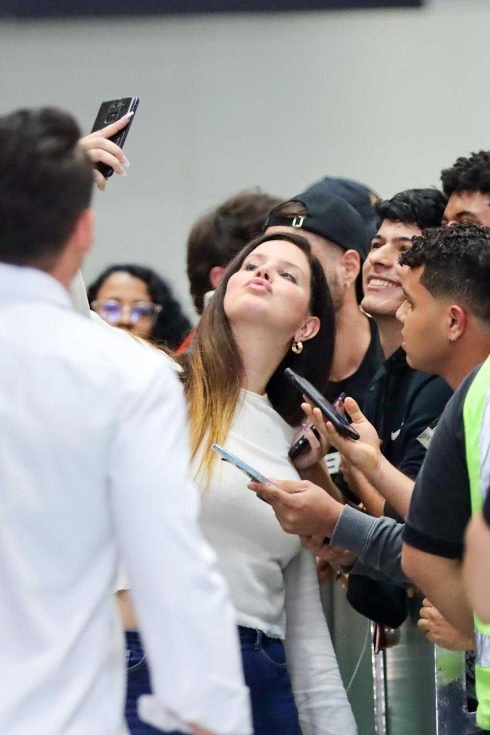 Lana Del Rey atende fãs ao desembarcar no aeroporto Santos Dumont no Rio de Janeiro. Fotos: Victor Chapetta - Agnews