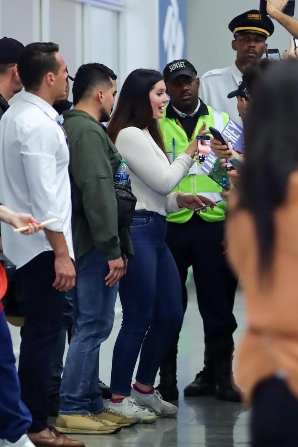 Lana Del Rey atende fãs ao desembarcar no aeroporto Santos Dumont no Rio de Janeiro. Fotos: Victor Chapetta - Agnews
