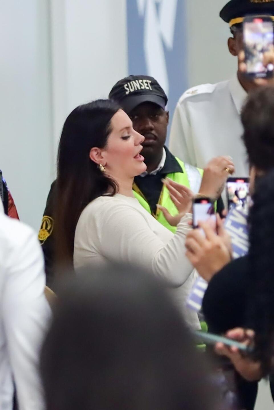 Lana Del Rey atende fãs ao desembarcar no aeroporto Santos Dumont no Rio de Janeiro. Fotos: Victor Chapetta - Agnews