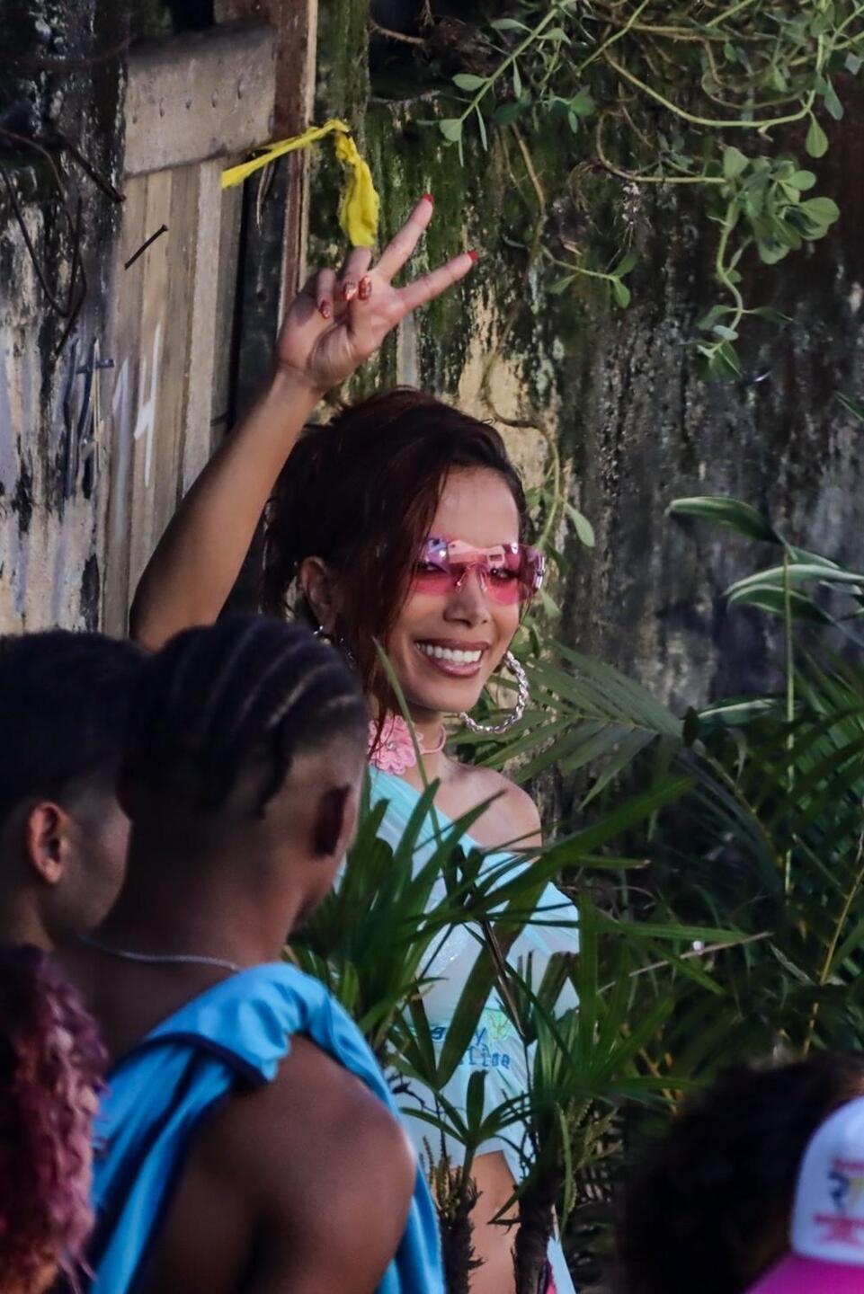 Anitta grava clipe em uma comunidade na Zona Oeste do Rio de Janeiro.