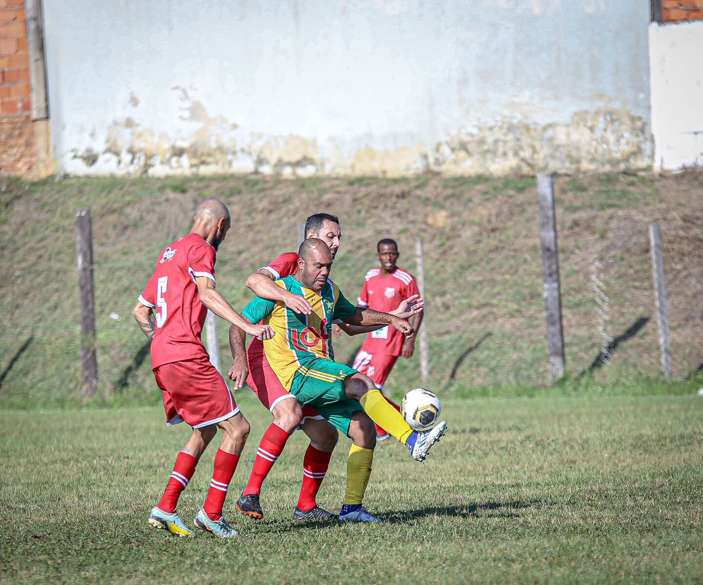 Na manhã deste domingo (18) aconteceu, no campo do América, mais uma rodada da 2ª fase da Taça João Rubini de Futebol Veterano Categoria Quarentão, em Porto Feliz/ Honae Pereira