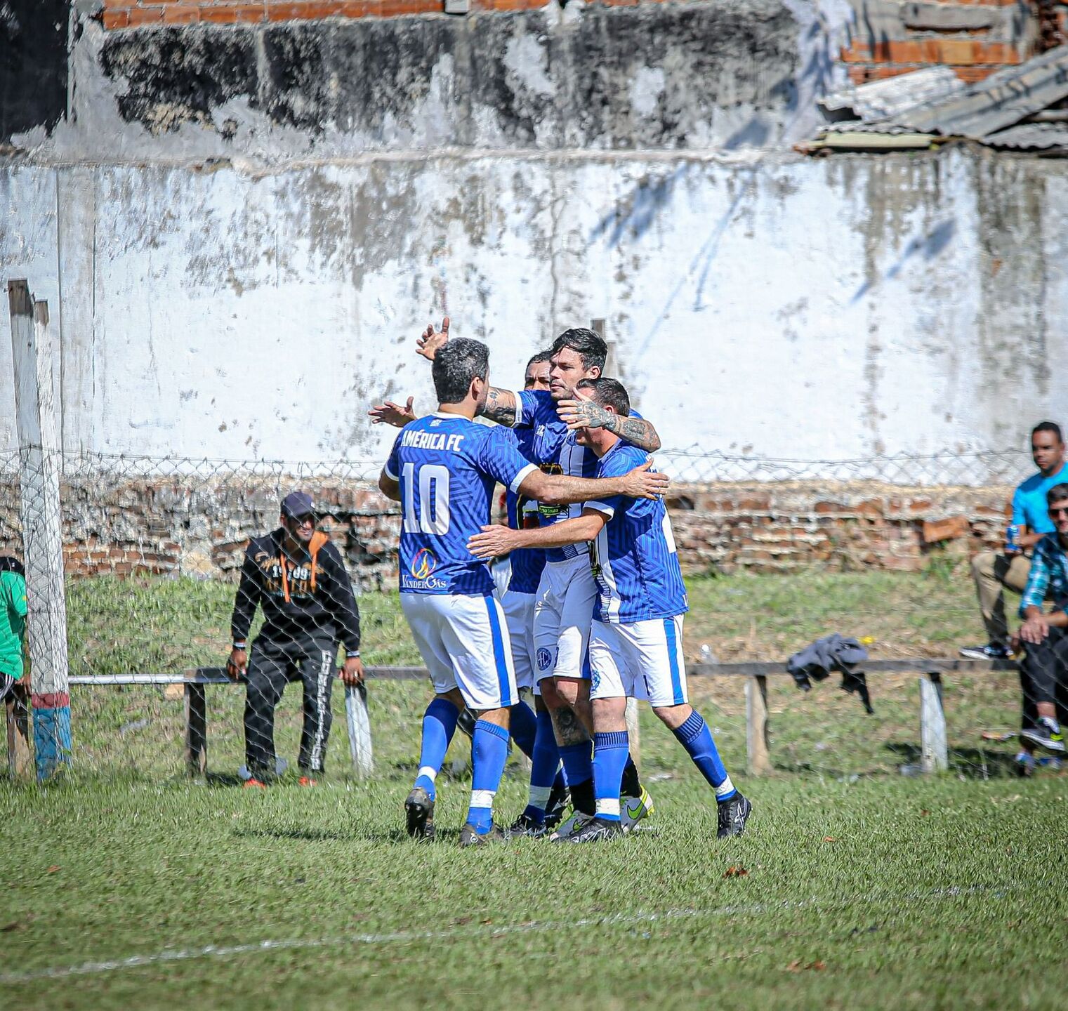 Na manhã deste domingo (18) aconteceu, no campo do América, mais uma rodada da 2ª fase da Taça João Rubini de Futebol Veterano Categoria Quarentão, em Porto Feliz/ Honae Pereira