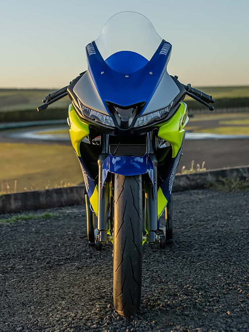 A esportiva de baixa cilindrada tem motor monocilíndrico de 155 cm³ movido somente a gasolina - Fotos: Divulgação