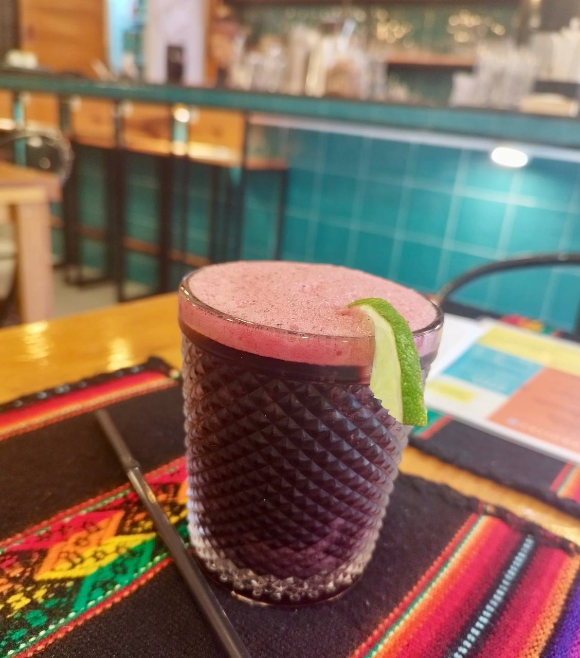 Bebida tradicional peruana: Chicha Morada (R), do restaurante El Huarique
