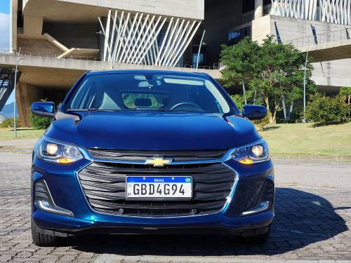 A versão "top" do hatch compacto da Chevrolet tem preço sugerido inicial de R$ 114.590 na cor Azul Seeker testada, custa R$ 116.240 - Foto: Luiza Kreitlon/AutoMotrix