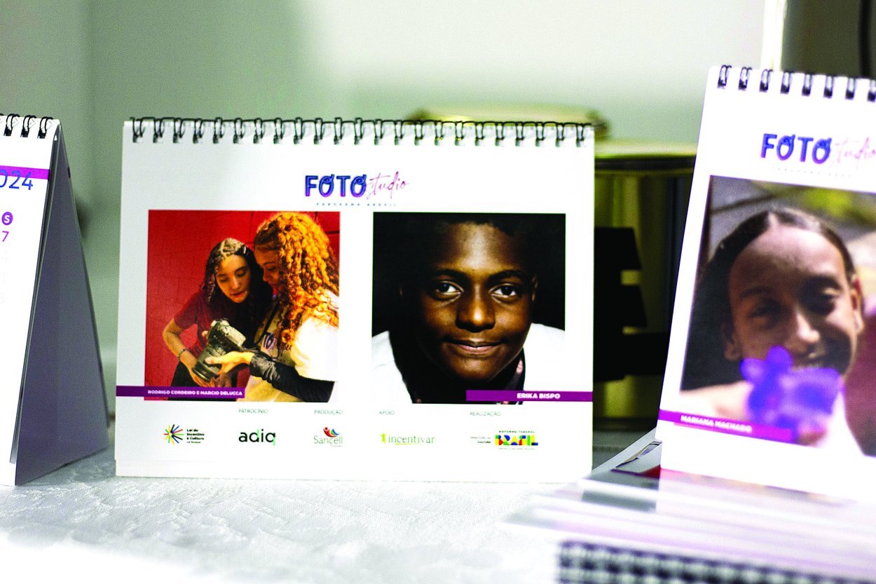 Foram confeccionados e distribuídos calendários com as fotogra as produzidas pelos alunos