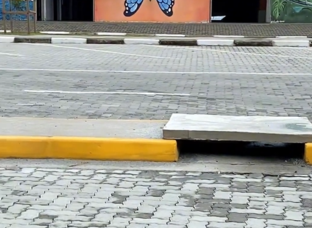 As tampas de concreto na avenida Iperoig, em Ubatuba