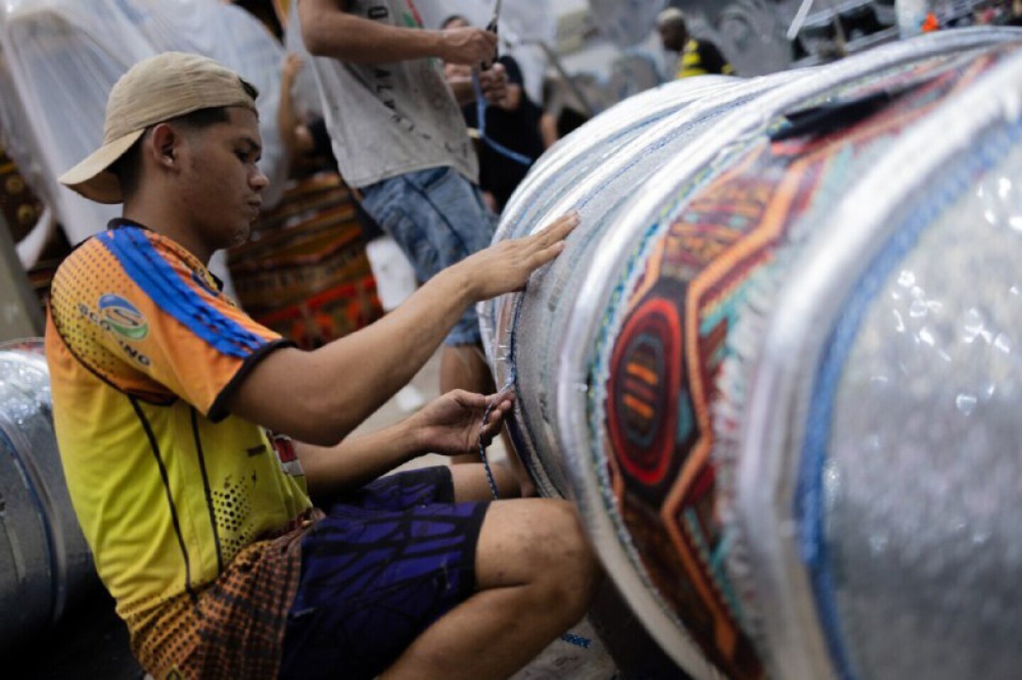 Trabalhos no barracão da Independente Tricolor, na Fábrica do Samba, na capital paulista