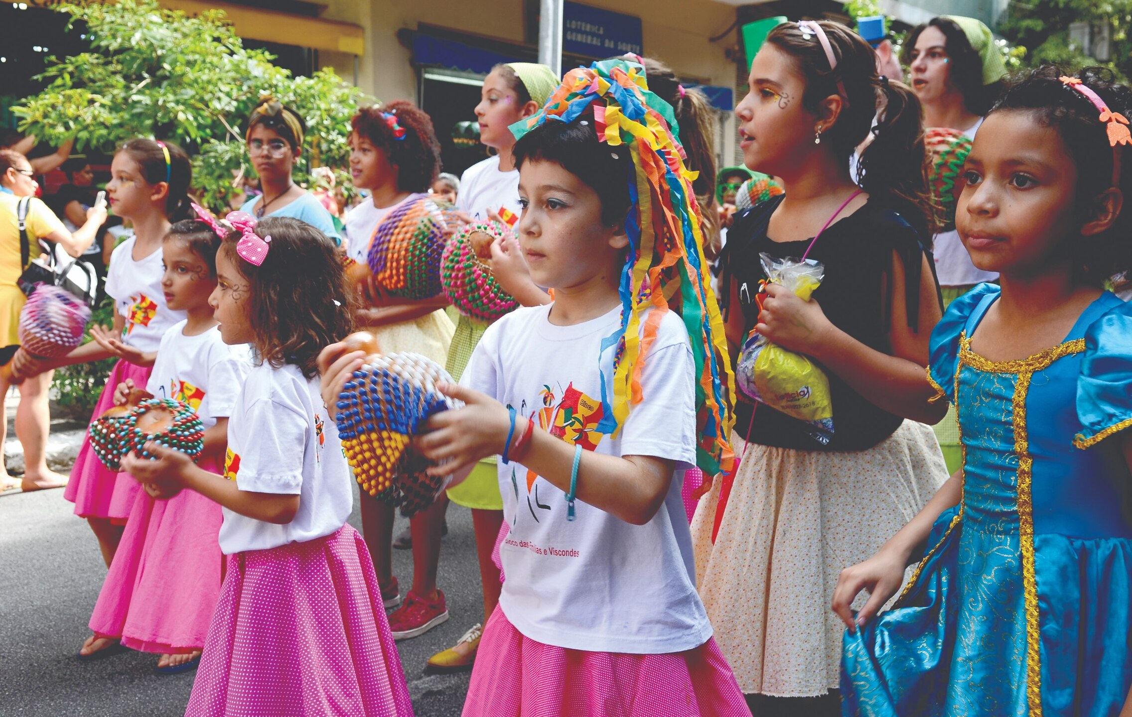 Os pais devem monitorar o volume da música durante o carnaval pois as crianças tem sensibilidade auditiva maior na infância