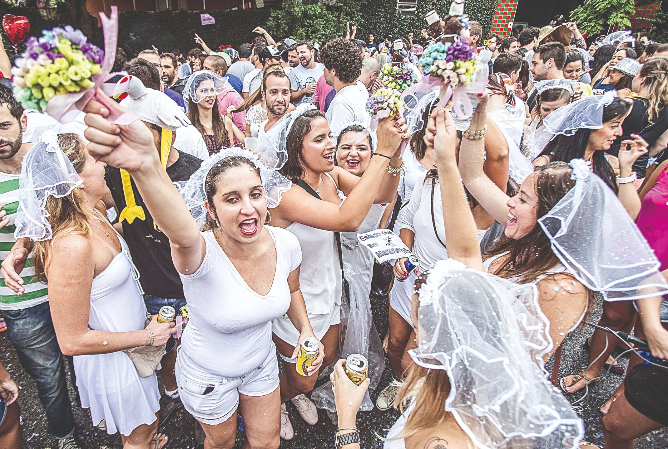 Médico dá dicas de como se manter hidratado no carnaval