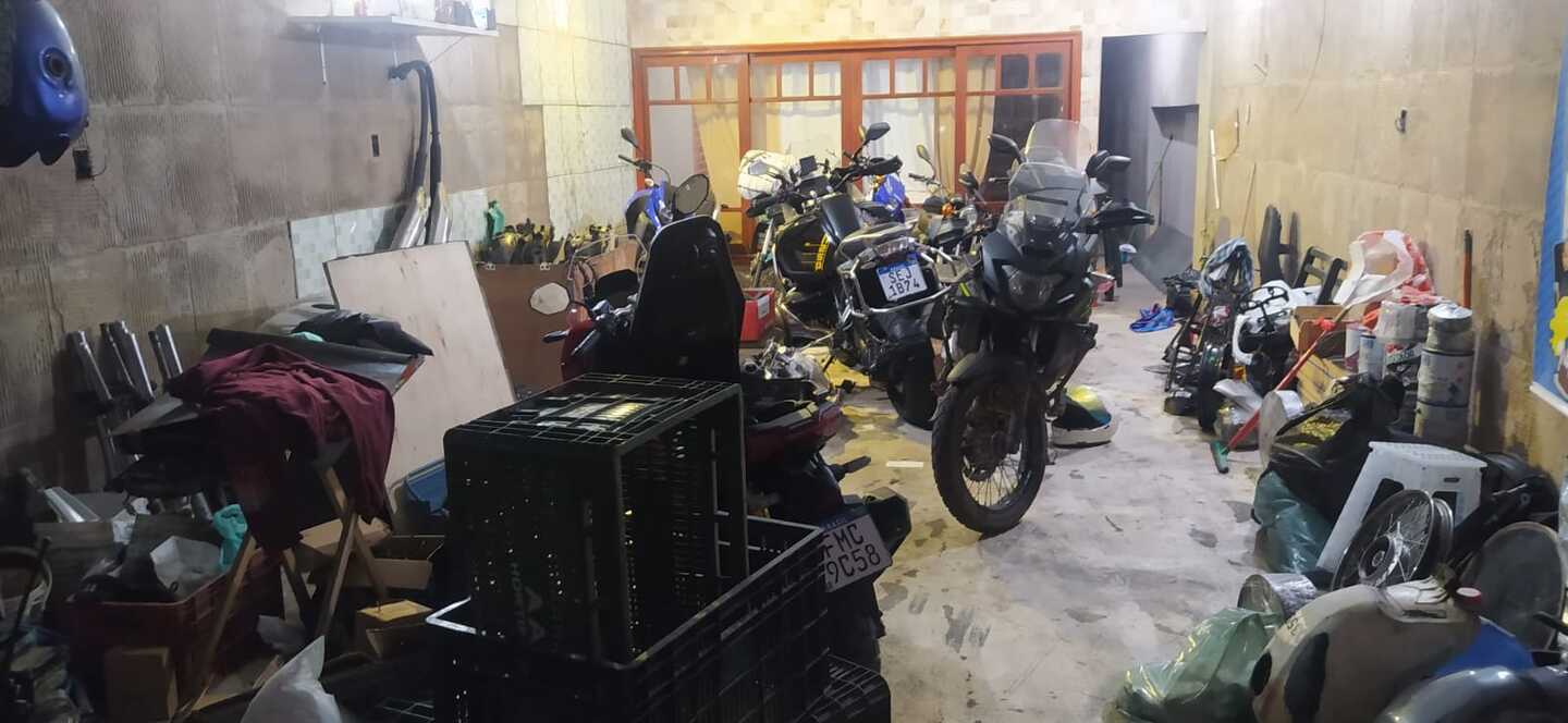 Ainda de acordo com os policiais, várias peças e acessórios foram localizados - todos produtos ilícitos. Fotos: Divulgação