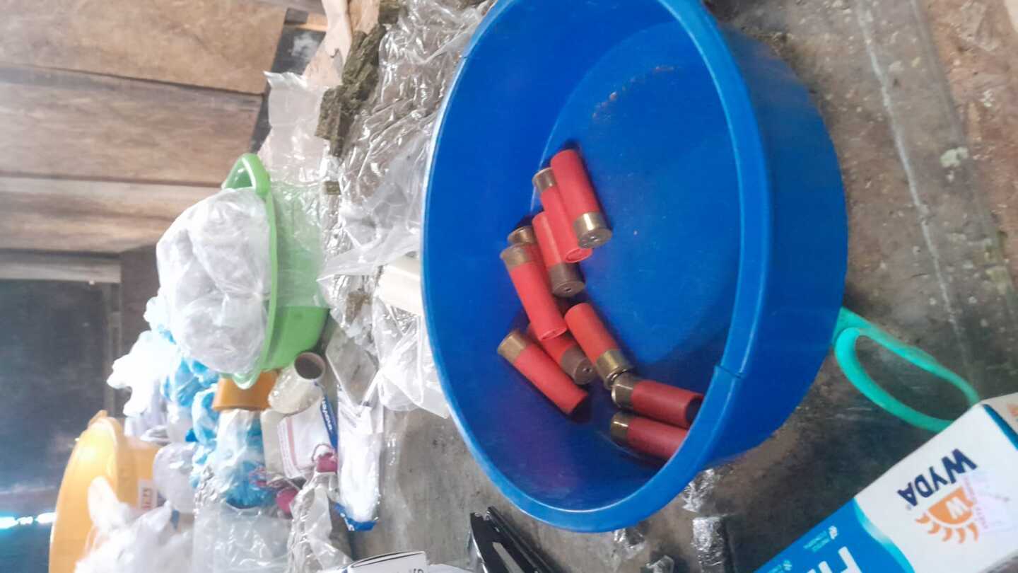 No local, foram encontradas grandes quantidades de drogas e insumos usados para embalagem e venda dos entorpecentes. Fotos: Divulgação/SSP