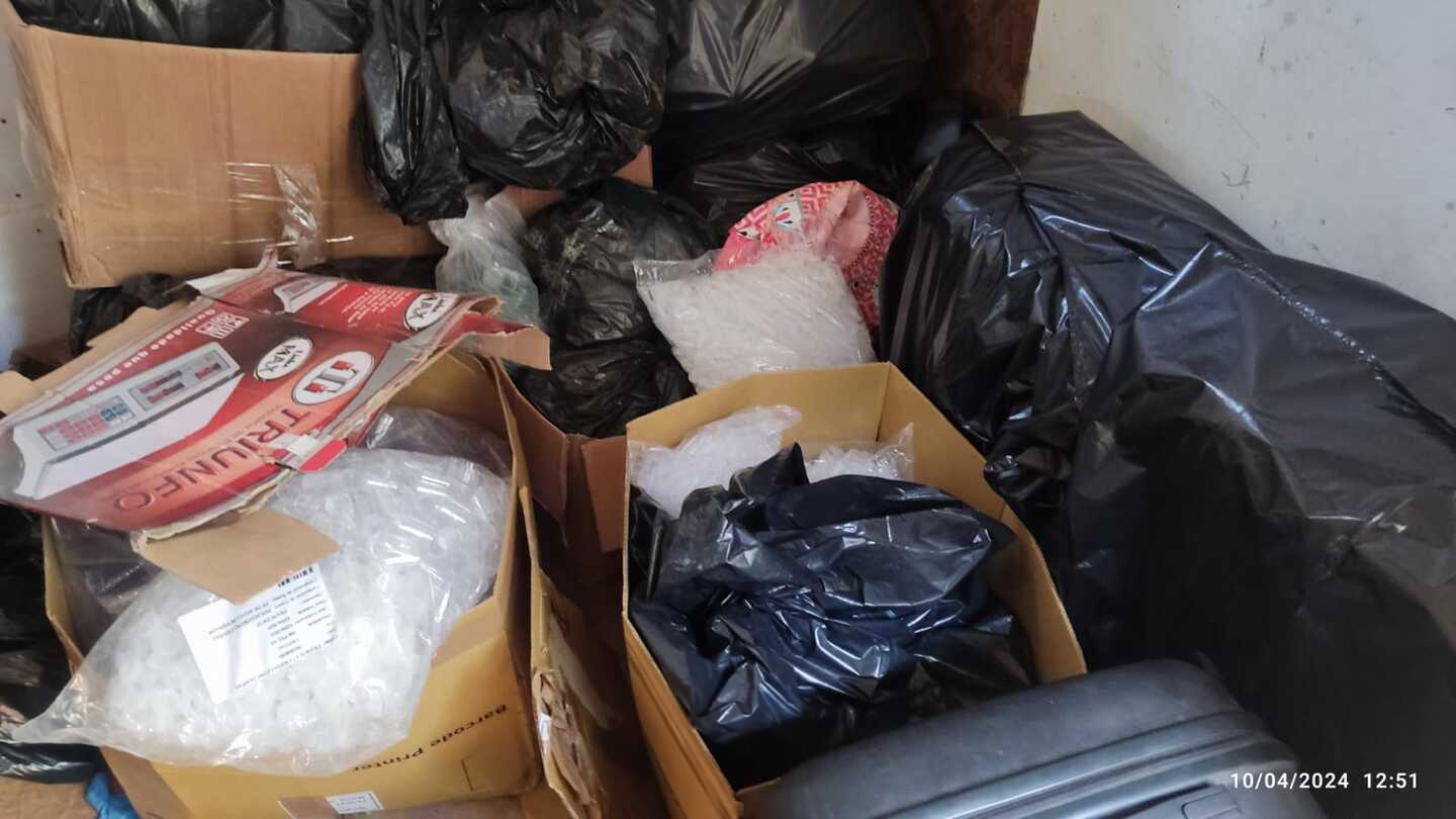 No local, foram encontradas grandes quantidades de drogas e insumos usados para embalagem e venda dos entorpecentes. Fotos: Divulgação/SSP
